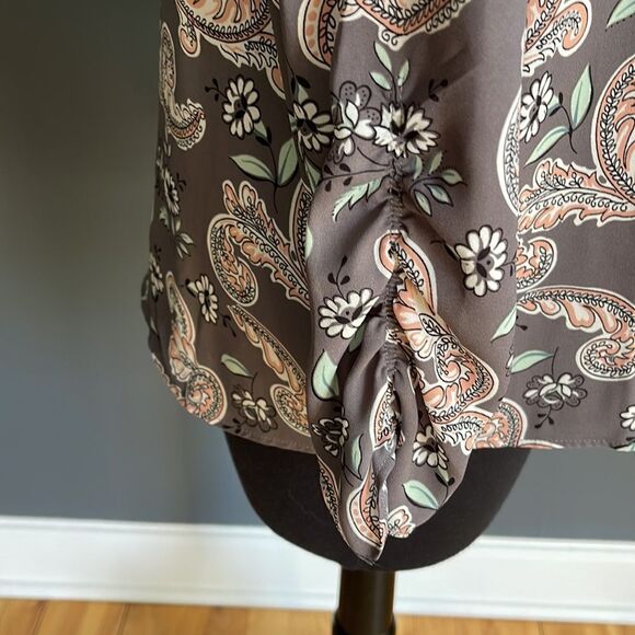 LOFT gray fleur de lis/floral print crepe V neck ruched cuff tunic. NWT. Small - Picture 4 of 7